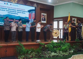 Direktur Pembinaan Peran Serta Masyarakat KPK RI, Brigjen Polisi Kumbul Kuswiyanto Sujadi memukul gong sebagai tanda dibukanya Bimtek yang digelar KPK RI, disaksikan Sekdaprov Kalsel, Roy Rizali Anwar