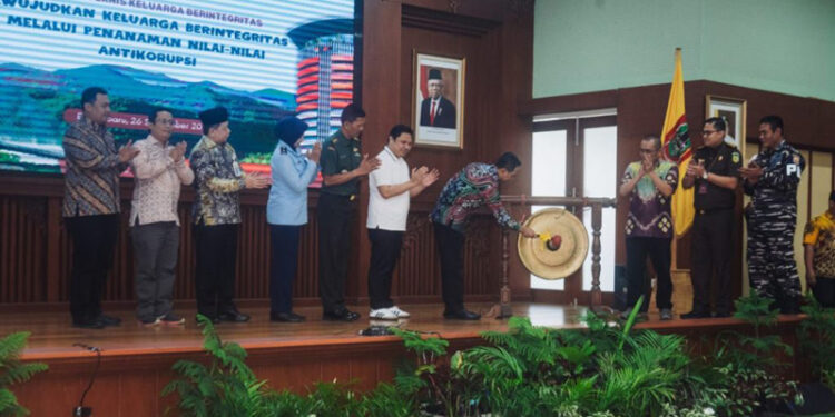 Direktur Pembinaan Peran Serta Masyarakat KPK RI, Brigjen Polisi Kumbul Kuswiyanto Sujadi memukul gong sebagai tanda dibukanya Bimtek yang digelar KPK RI, disaksikan Sekdaprov Kalsel, Roy Rizali Anwar