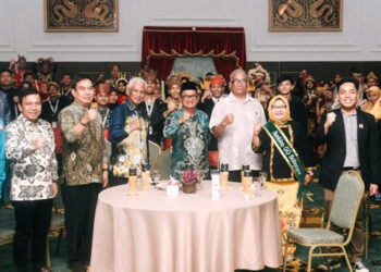 Asisten Bidang Administrasi Umum Setdaprov Kalsel, Ahmad Bagiawan (pakai pici) berfoto bersama pegiat lingkungan usai pembukaan jambore Nasional Generasi Hijau (JNGH) tahun 2024 di Aula Kantor Walikota Banjarbaru