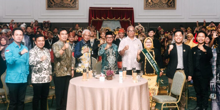 Asisten Bidang Administrasi Umum Setdaprov Kalsel, Ahmad Bagiawan (pakai pici) berfoto bersama pegiat lingkungan usai pembukaan jambore Nasional Generasi Hijau (JNGH) tahun 2024 di Aula Kantor Walikota Banjarbaru
