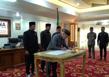 SUASANA penandatanganan persetujuan bersama Ranperda APBD-P TA 2024, Senin (30/9).