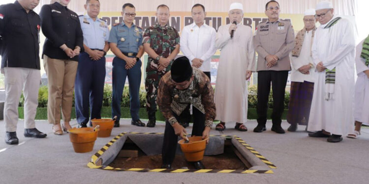 Gubernur Kalimantan Selatan, H Sahbirin Noor disaksikan para ulama ketika meletakkan batu pertama pembangunan Kantor KPU Kalsel dan Kantor Bawaslu Kalsel, di Komplek Perkantoran Pemprov Kalsel di Banjarbaru