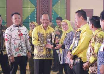 Staf Ahli Gubernur Bidang Pemerintahan, Hukum dan Politik, Adi Santoso saat menyerahkan penghargaan kepada Kepala Dinas Lingkungan Hidup Provinsi Kalsel, Hanifah Dwi Nirwana sebagai terbaik 1 Kategori Inovasi SKPD Provinsi Kalsel