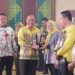 Staf Ahli Gubernur Bidang Pemerintahan, Hukum dan Politik, Adi Santoso saat menyerahkan penghargaan kepada Kepala Dinas Lingkungan Hidup Provinsi Kalsel, Hanifah Dwi Nirwana sebagai terbaik 1 Kategori Inovasi SKPD Provinsi Kalsel