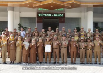 SELURUH ASN dan PTT lingkup Pemkab Tapin berfoto bersama usai apel pagi di halaman kantor Setda Tapin, Senin (7/10).