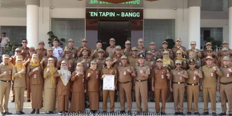SELURUH ASN dan PTT lingkup Pemkab Tapin berfoto bersama usai apel pagi di halaman kantor Setda Tapin, Senin (7/10).