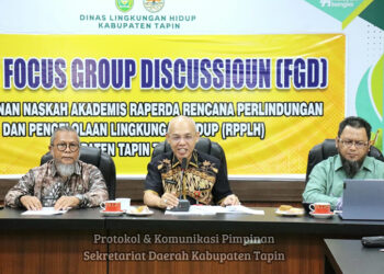 PLH Bupati Tapin H Sufiansyah saat memberikan sambutan pada rapat FGD penyusunan naskah akademis Raperda RPPLH di aula rapat DLH Tapin, Kamis (10/10).