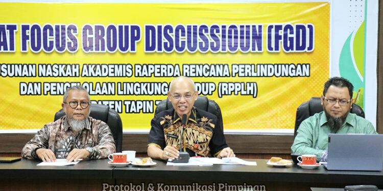 PLH Bupati Tapin H Sufiansyah saat memberikan sambutan pada rapat FGD penyusunan naskah akademis Raperda RPPLH di aula rapat DLH Tapin, Kamis (10/10).