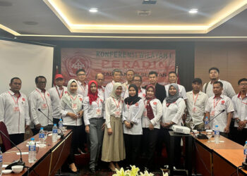 FOTO BERSAMA - Anggota Peradin Kalsel berfoto bersama usai sukses menggelar Konferwil I yang dilaksanakan di Ruang Hydra Hotel Nasa Banjarmasin, Sabtu (12/10). Pada Konferwil tersebut, Akhmad Rohidi kembali terpilih memimpin Peradin Kalsel periode 2024-2029.