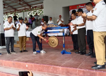 PJ Bupati Tapin M Syarifuddin MPd memukul gong tanda di bukanya Forkab Kabupaten Tapin ke-1, Selasa (15/10).