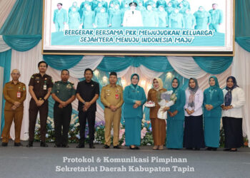 PJ Bupati Tapin M Syarifuddin berfoto bersama pada puncak peringatan HKG PKK di Kabupaten Tapin, Senin (14/10).