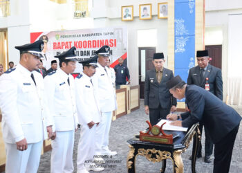 PJ Bupati Tapin M Syarifuddin MPd saat melantik empat PAW kepala desa di Aula Tamasa, Selasa (15/10).