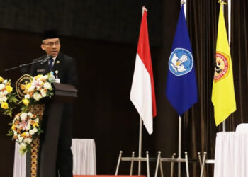 Staf Ahli Gubernur Bidang Pemerintahan, Hukum dan Politik, Adi Santoso saat menyampaikan sambutan tertulis Gubernur Kalsel pada wisuda Lulusan Program Diploma, Sarjana, Profesi, Magister, Spesialis dan Doktor ke-121 Universitas Lambung Mangkurat (ULM) Tahun 2024