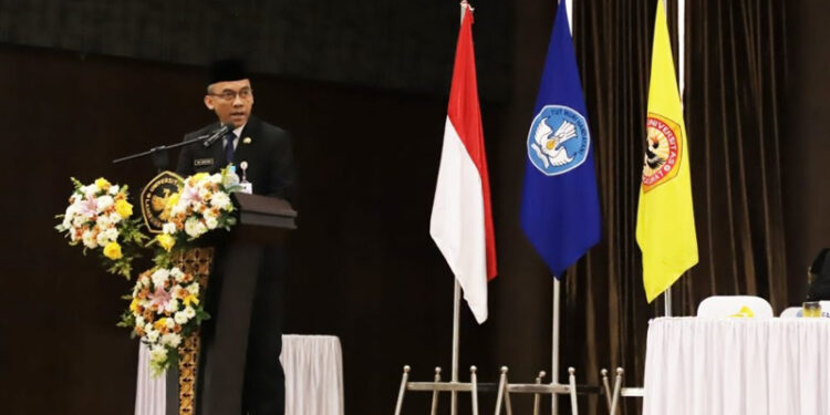 Staf Ahli Gubernur Bidang Pemerintahan, Hukum dan Politik, Adi Santoso saat menyampaikan sambutan tertulis Gubernur Kalsel pada wisuda Lulusan Program Diploma, Sarjana, Profesi, Magister, Spesialis dan Doktor ke-121 Universitas Lambung Mangkurat (ULM) Tahun 2024