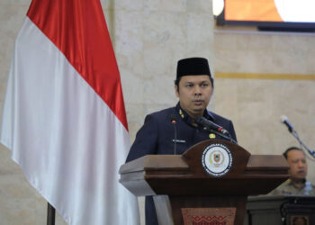 Sekdaprov Kalimantan Selatan, Roy Rizali Anwar saat menyampaikan sambutan tertulis Gubernur Kalsel pada jawaban atas pandangan fraksi-fraksi DPRD Kalsel terhadap Raperda tentang APBD Kalsel tahun 2025