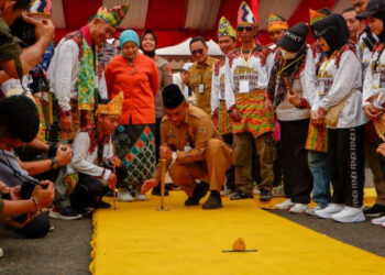 Staf Ahli Gubernur Bidang Pemerintahan, Hukum dan Politik, Adi Santoso, SSos, MSi saat memukul logo sebagai tanda dibukanya Festival Gerbang Nusantara