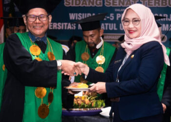 Staf Ahli Gubernur Bidang Kemasyarakatan dan SDM, Hj Husnul Khatimah saat menerima nasi tumpeng pada Wisuda ke-5 dan Dies Natalis ke-10 Universitas Nahdlatul Ulama (UNU) Kalsel