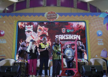 Staf Ahli Gubernur Bidang Pemerintahan, Hukum dan Politik, Adi Santoso, SSos, MSi saat memukul gong sebagai tanda dibukanya festival barongsai se-Kalsel tahun 2024