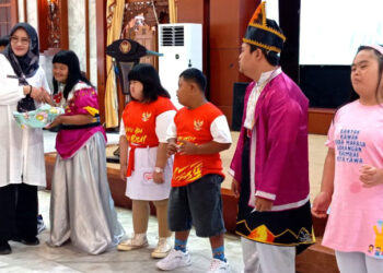 Staf Ahli Gubernur Bidang Kemasyarakatan dan SDM, Hj Husnul Khatimah saat memberikan hadiah kepada sejumlah anak penyandang Down Syndrome di Kalsel