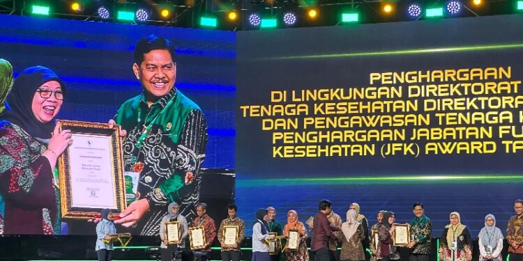 Dinkes Tapin Raih Dua Penghargaan