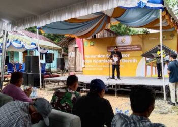 Staf Ahli Bupati Bidang Ekonomi, Pembangunan dan Keuangan H Syafrudin saat menghadiri acara peresmian sumur bor dan pipanisasi di Desa Beramban, Kecamatan Piani, Sabtu (23/11).