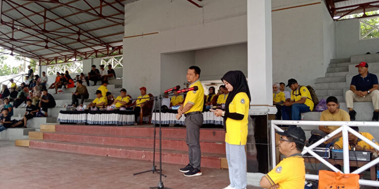 KETUA Asosiasi PSSI Kabupaten Tapin Drs Rahmadi saat membuka Turnamen Sepakbola BRE Cup 2024.