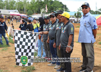PJ Bupati Tapin M Syarifuddin saat membuka Aufar Grass track Motocross Open 2024 di AufarMX Sirkuit Binuang, Minggu (3/11) .