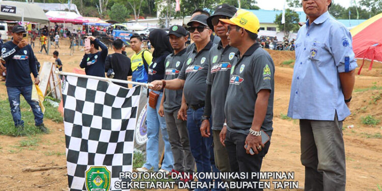 PJ Bupati Tapin M Syarifuddin saat membuka Aufar Grass track Motocross Open 2024 di AufarMX Sirkuit Binuang, Minggu (3/11) .