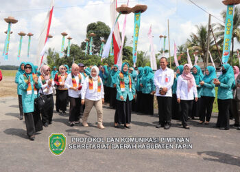 Pj Bupati Tapin M Syarifuddin yang diwakili Asisten Administrasi Umum H Fiqri Irmawan SSTP saat menyambut kedatangan tim evaluator TPK2D provinsi Kalsel di desa Sukaramai, kecamatan Tapin Tengah.
