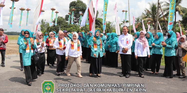 Pj Bupati Tapin M Syarifuddin yang diwakili Asisten Administrasi Umum H Fiqri Irmawan SSTP saat menyambut kedatangan tim evaluator TPK2D provinsi Kalsel di desa Sukaramai, kecamatan Tapin Tengah.