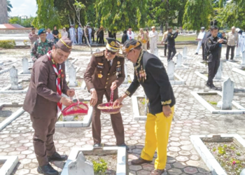 Sekdaprov Kalimantan Selatan, Roy Rizali Anwar saat melakukan tabur bunga di Taman Makam Pahlawan (TMP) Bumi Kencana Banjarbaru dalam rangkaian Hari Pahlawan tahun 2024