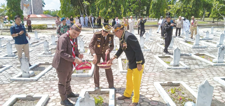 Sekdaprov Kalimantan Selatan, Roy Rizali Anwar saat melakukan tabur bunga di Taman Makam Pahlawan (TMP) Bumi Kencana Banjarbaru dalam rangkaian Hari Pahlawan tahun 2024