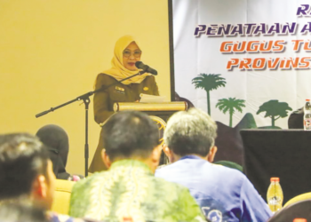 Staf Ahli Gubernur Bidang Kemasyarakatan dan SDM, Hj Husnul Hatimah saat menyampaikan sambutan tertulis Gubernur Kalsel pada Rapat Integrasi Penataan Aset dan Penataan Akses Gugus Tugas Reforma Agraria Provinsi Kalsel Tahun Anggaran 2024