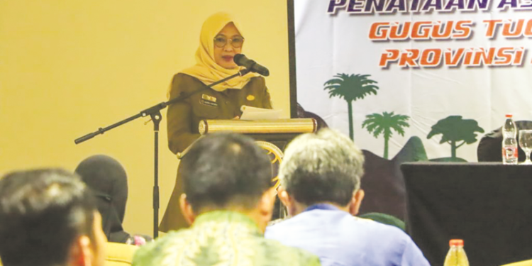 Staf Ahli Gubernur Bidang Kemasyarakatan dan SDM, Hj Husnul Hatimah saat menyampaikan sambutan tertulis Gubernur Kalsel pada Rapat Integrasi Penataan Aset dan Penataan Akses Gugus Tugas Reforma Agraria Provinsi Kalsel Tahun Anggaran 2024