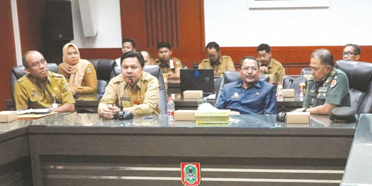 Sekdaprov Kalimantan Selatan, Roy Rizali Anwar ketika menerima audensi Tim Pengkaji Mabesad dengan Pemerintah Provinsi (Pemprov) Kalsel tentang rencana peningkatan Korem 101/Antasari menjadi Kodam di Kalsel