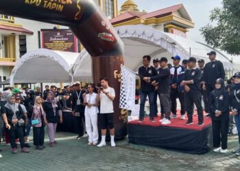 SEKDA Tapin H Sufiansyah saat melepas peserta jalan santai KPU Tapin, Minggu (17/11).