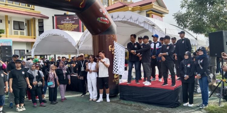 SEKDA Tapin H Sufiansyah saat melepas peserta jalan santai KPU Tapin, Minggu (17/11).