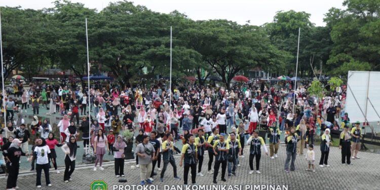 PARA peserta SMPC saat melakukan gerakan senam.
