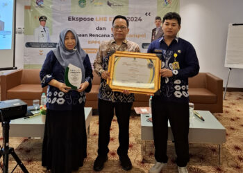 PLT KADINSOS H Syafrudin SIP MM bersama Kabid Linjamsos Hj Isnaniah berfoto bersama usai menerima penghargaan.