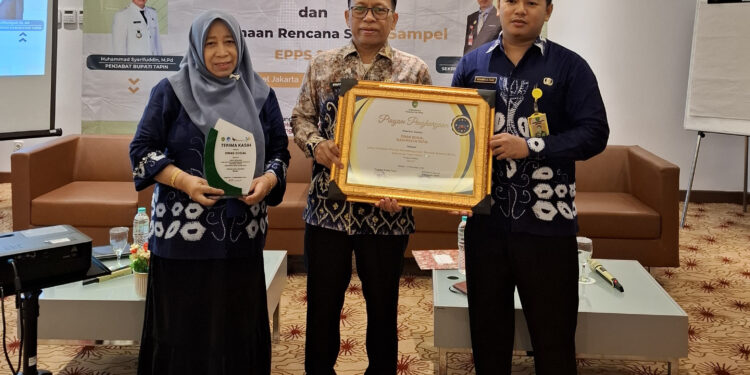 PLT KADINSOS H Syafrudin SIP MM bersama Kabid Linjamsos Hj Isnaniah berfoto bersama usai menerima penghargaan.