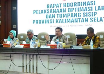 Plh Gubernur Kalimantan Selatan, Roy Rizali Anwar saat menghadiri rapat koordinasi (Rakor) Pelaksanaan Optimasi Lahan dan Tumpang Sisip yang melibatkan pihak Kementerian Pertanian, para kepala dinas pertanian di 13 kabupaten/kota se-Kalsel, pengusaha kelapa sawit dan mitra terkait lainnya