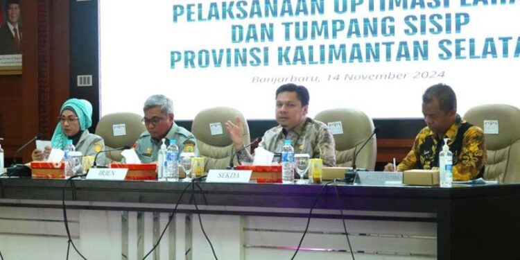 Plh Gubernur Kalimantan Selatan, Roy Rizali Anwar saat menghadiri rapat koordinasi (Rakor) Pelaksanaan Optimasi Lahan dan Tumpang Sisip yang melibatkan pihak Kementerian Pertanian, para kepala dinas pertanian di 13 kabupaten/kota se-Kalsel, pengusaha kelapa sawit dan mitra terkait lainnya