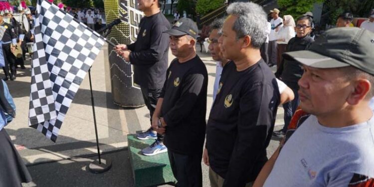 Plh Gubernur Kalimantan Selatan, Roy Rizali Anwar saat mengibarkan bendera start sebagai tanda dilepaskan jalan sehat yang digelar dalam rangka memeriahkan Hari Ulang Tahun (HUT) ke-53 Korpri tahun 2024