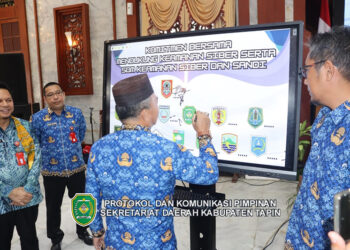 PJ Bupati Tapin M Syarifuddin saat penandatanganan komitmen bersama mendukung keamanan siber serta SDM kemanan siber dan sandi Launching CSIRT kabupaten.kota se-Kalsel, Senin (18/11).