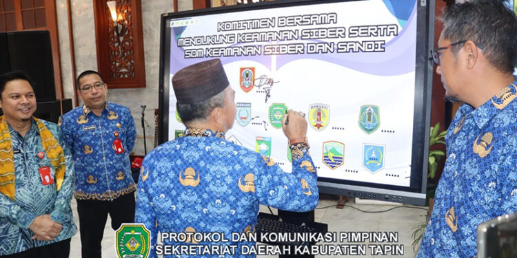 PJ Bupati Tapin M Syarifuddin saat penandatanganan komitmen bersama mendukung keamanan siber serta SDM kemanan siber dan sandi Launching CSIRT kabupaten.kota se-Kalsel, Senin (18/11).