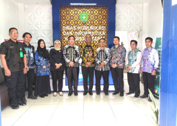 ROMBONGAN Komisi Informasi Kalsel berfoto bersama Diskominfo Kabupaten Tapin, Kamis (21/11).