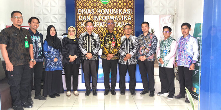 ROMBONGAN Komisi Informasi Kalsel berfoto bersama Diskominfo Kabupaten Tapin, Kamis (21/11).