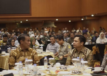 Menteri Pertanian (Mentan) RI, Andi Amran Sulaiman bersama Plh Gubernur Kalimantan Selatan, Roy Rizali Anwar ketika menghadiri rapat koordinasi (Rakor) Cetak Swah Baru di Provinsi Kalsel dan Kalteng di Banjarmasin