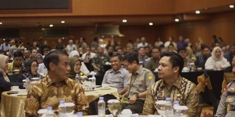 Menteri Pertanian (Mentan) RI, Andi Amran Sulaiman bersama Plh Gubernur Kalimantan Selatan, Roy Rizali Anwar ketika menghadiri rapat koordinasi (Rakor) Cetak Swah Baru di Provinsi Kalsel dan Kalteng di Banjarmasin