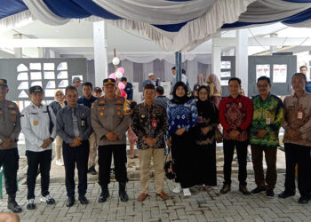 PJ Bupati Tapin M Syarifuddin berfoto bersama saat melaksanakan monitoring pelaksanaan Pilkada Serentak Tahun 2024, Rabu (27/11).